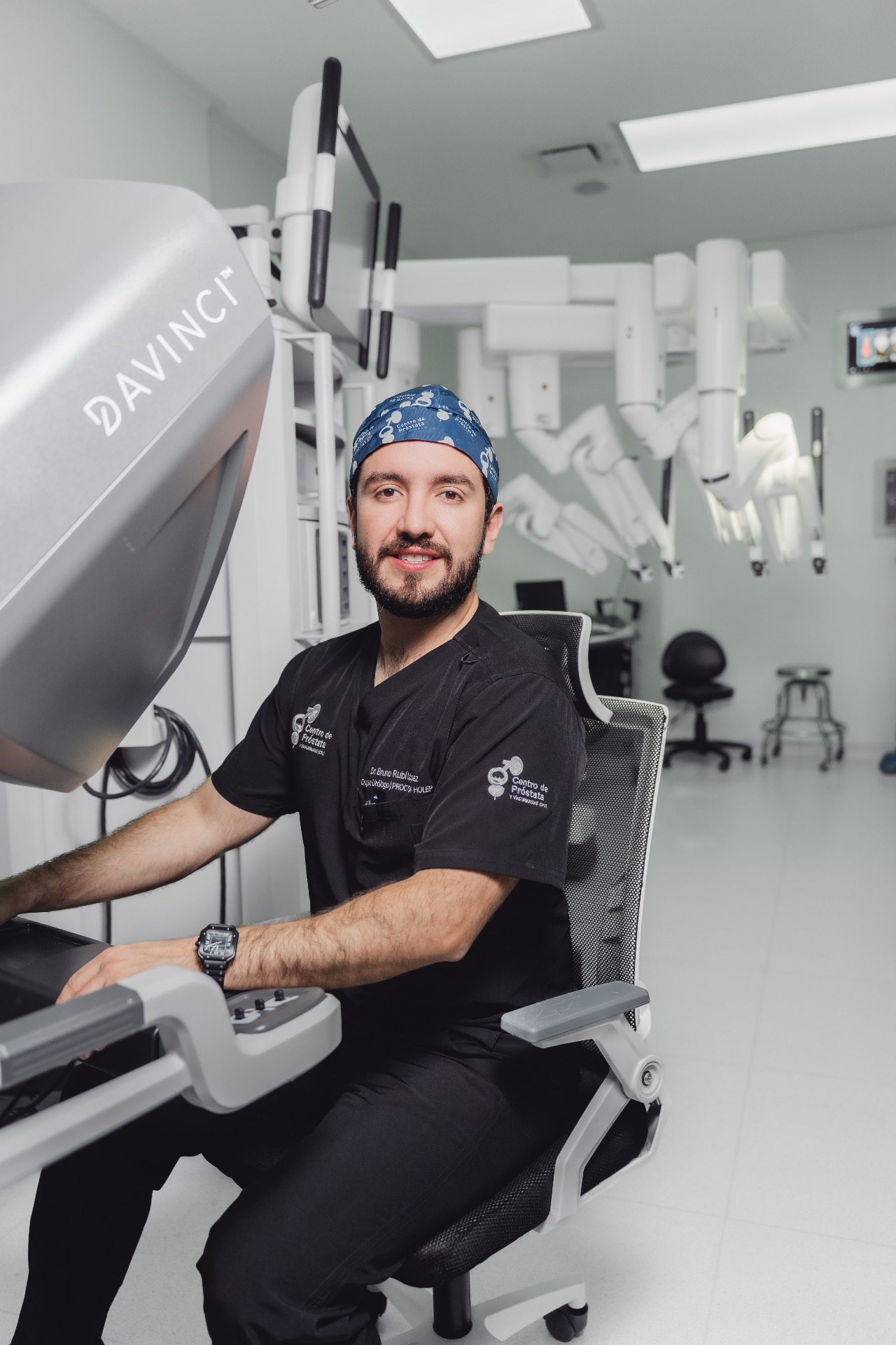 Dr. Bruno Rubí at the da Vinci® surgical system console for robotic urologic surgery.